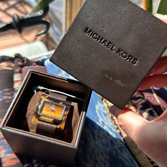 Michael Kors tortoise w brown leather band watch. Vintage. Brand new battery!! - Picture 15 of 16